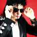 I capelli invece sono quelli suoi: ricci e neri come quelli di Jackson